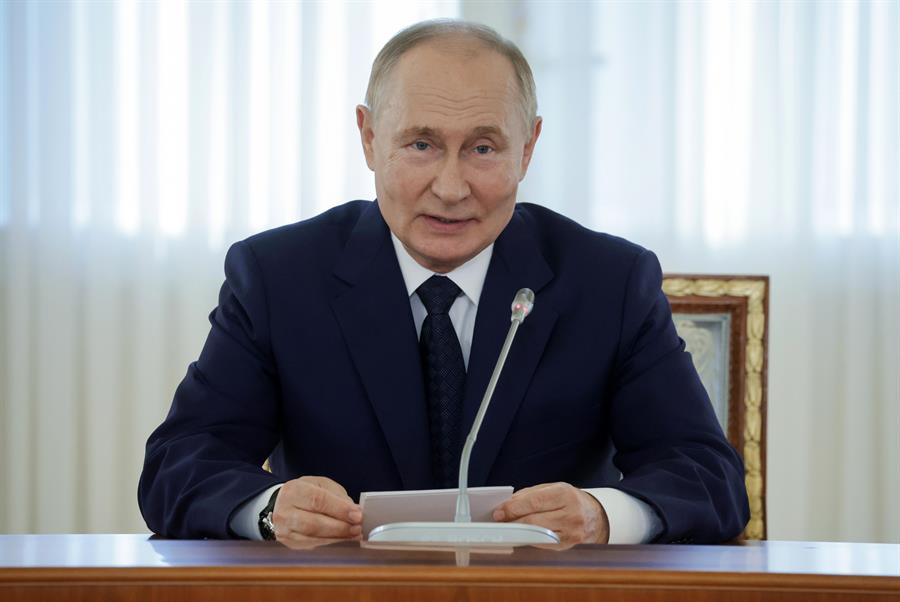 Vladímir Putin, advirtió hoy que si la OTAN autoriza a Ucrania el uso de misiles de largo alcance para golpear objetivos en territorio ruso significará que estará en guerra con Rusia. EFE