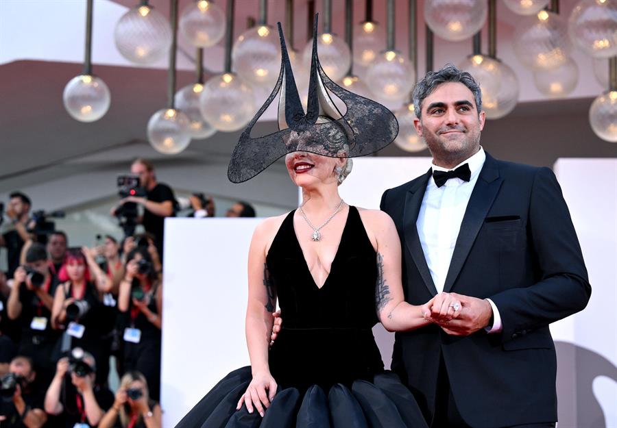 Lady Gaga se hizo esperar, acompañada por su pareja, el empresario Michael Polansky. Pero no defraudó en el estreno oficial en la Mostra de Venecia de 'Joker: folie à deux',