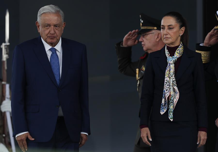 La presidenta electa de México, Claudia Sheinbaum (d), y el presidente de México, Andrés Manuel López Obrador, participan en un acto protocolario este martes, en la Ciudad de México (México). La polémica reforma para elegir por voto popular al Poder Judicial que planteó López Obrador (2018-2024), avanzó un paso clave este miércoles tras aprobarse en el Senado de la República, una vez superó el trámite en la Cámara de Diputados la pasada semana. EFE
