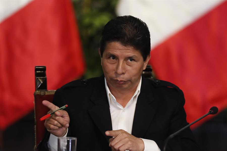 El expresidente peruano Pedro Castillo (2021-2022) será enjuiciado por el fallido golpe de Estado que intentó dar el 7 de diciembre de 2022, determinó este lunes el Poder Judicial de Perú. Las decisión fue tomada por el juez supremo provisional Juan Carlos Checkely, quien rechazó una solicitud de sobreseimiento de esta investigación presentada por Castillo, según detalló el Poder Judicial en la red social X. EFE