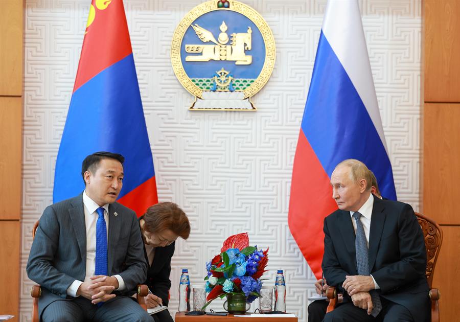 Vladímir Putin, llegó este a Mongolia para una visita oficial, desafiando la orden de arresto que emitió en su contra la Corte Penal Internacional.