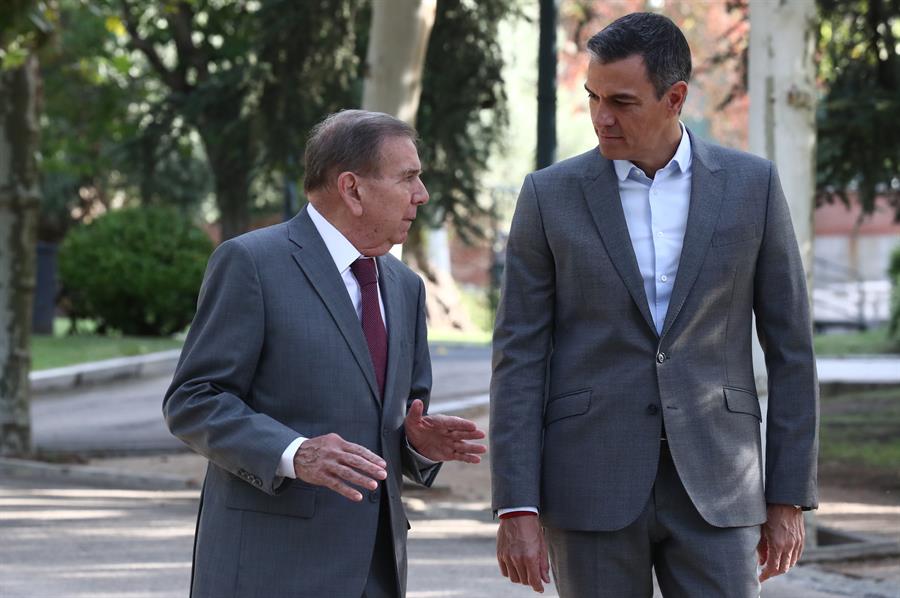 El presidente del Gobierno, Pedro Sánchez, conversa con el opositor venezolano Edmundo González (i) en el Palacio de La Moncloa, en Madrid, este jueves. EFE