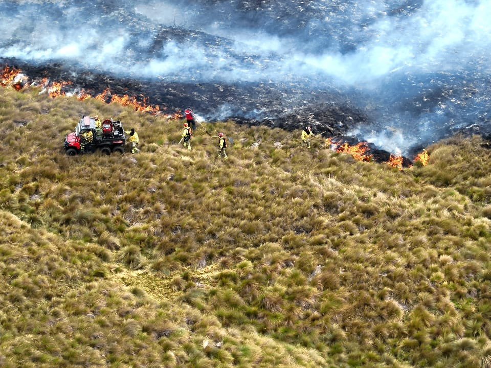 Los tres bomberos que resultaron heridos acudieron a apagar un incendio forestal en Can Can, Cuenca. /Cortesía