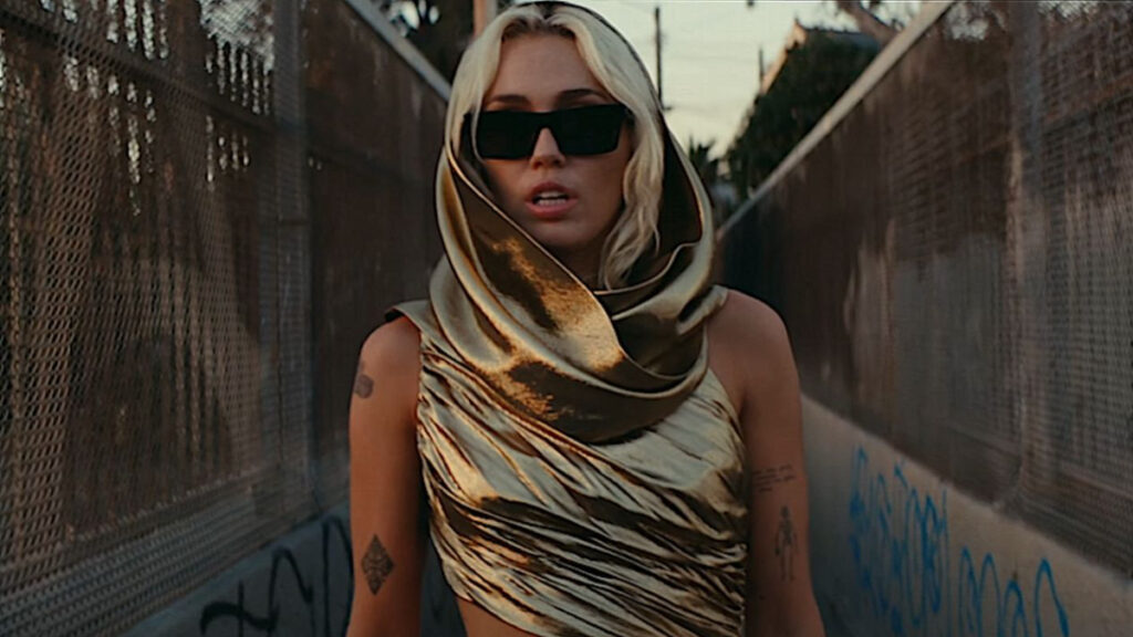 La cantante estadounidense Miley Cyrus fue demandada por una plataforma de derechos musicales en un tribunal federal de Los Ángeles que la acusa de haber copiado partes de una canción del artista Bruno Mars para componer su éxito 'Flowers'.