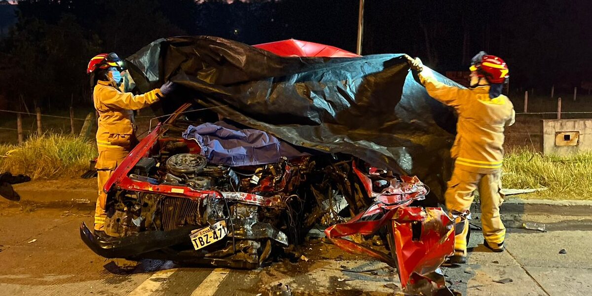 Tres ocupantes que viajaban en una camioneta fallecieron a causa del choque contra un camión; otras personas resultaron heridas, en Tarqui.