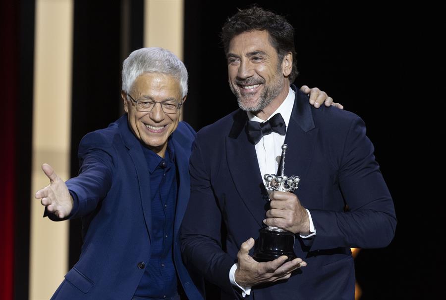 l actor Javier Bardem recibe el Premio Donostia correspondiente a la edición de 2023 de manos de manos del director argentino y maestro de actores Juan Carlos Corazza, este viernes, durante la gala de inauguración de la 72 edición del Festival Internacional de Cine de San Sebastián. EFE