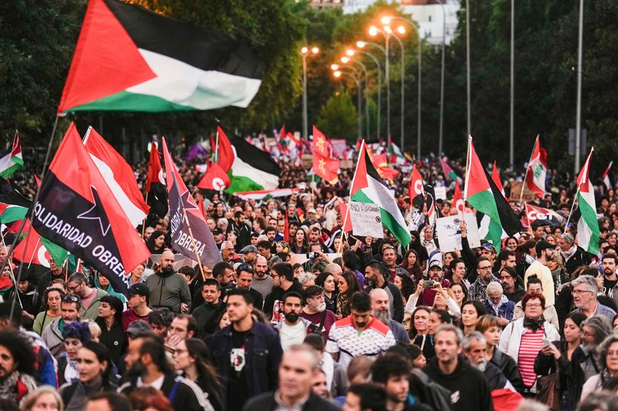 Organizaciones sindicales y sociales celebran este viernes una manifestación en apoyo del pueblo palestino en la jornada de huelga convocada por la CGT, Solidaridad Obrera y Sindicato de Estudiantes entre la Glorieta de Atocha y la Plaza de Callao, en Madrid. EFE