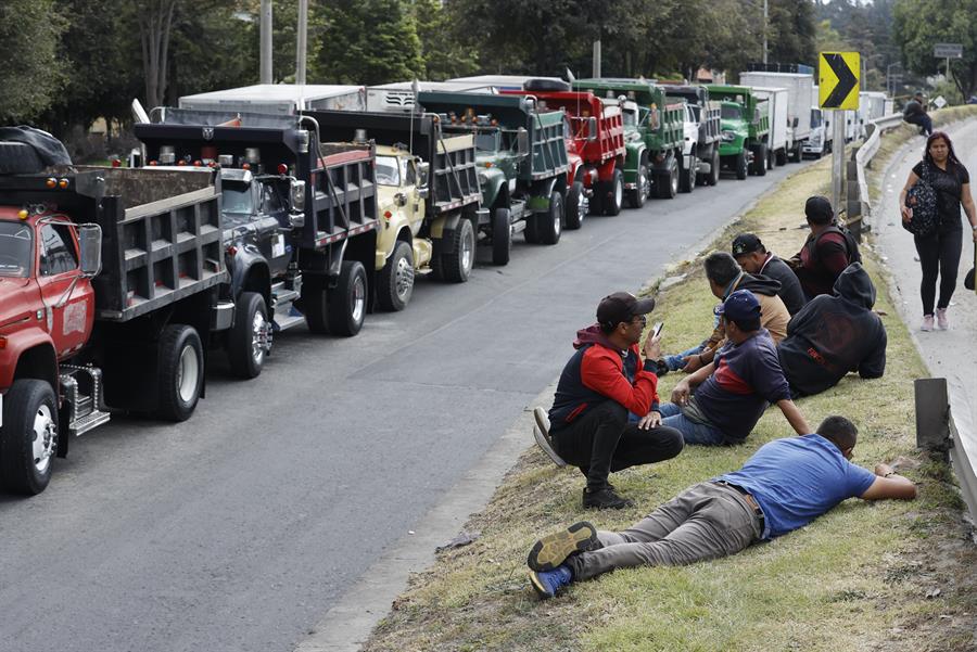 Camioneros levantan bloqueos en vías de Colombia tras lograr acuerdo con el Gobierno