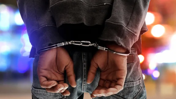 El acusado fue detenido y puesto a órdenes de las autoridades.
