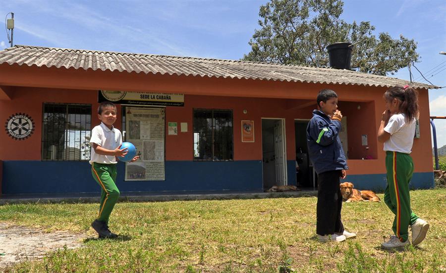 Fotografía del 31 de agosto de estudiantes de la Institución Educativa Técnica Tapias, sede La Cabaña, en la población de Toche (Colombia). La asignatura favorita de Kevin, Stiven y Nicole, de 6, 8 y 9 años, son las matemáticas, que estudian en una escuela remota en el centro de Colombia en la que hay matriculados 5 alumnos y que tiene una peculiaridad: está ubicada en el cráter de un volcán. EFE