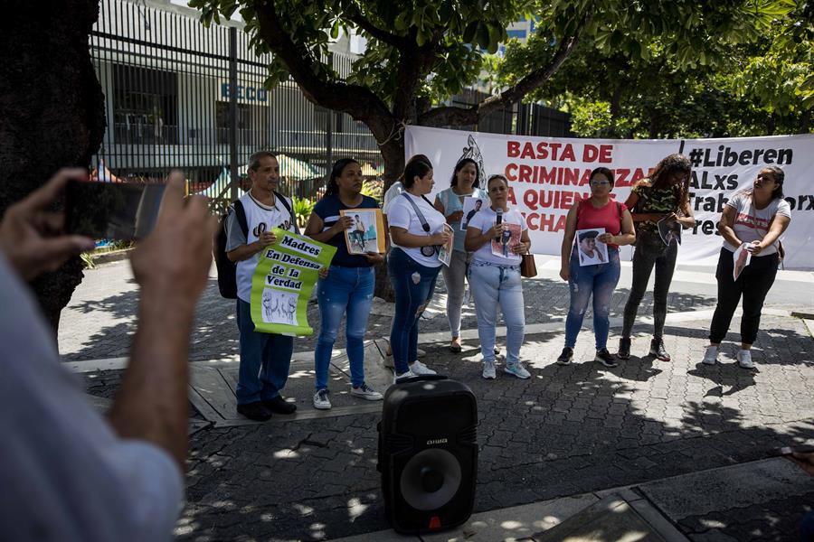 Más 2.400 personas fueron detenidas tras las elecciones del 28 de julio, algunas acusadas por la Fiscalía de "terrorismo", sin que se sepa exactamente cuántas, un delito "amplio" en el marco jurídico del país, según expertos, quienes advierten que, por tanto, "cualquier cosa cabe" para que alguien sea señalado como terrorista. EFE