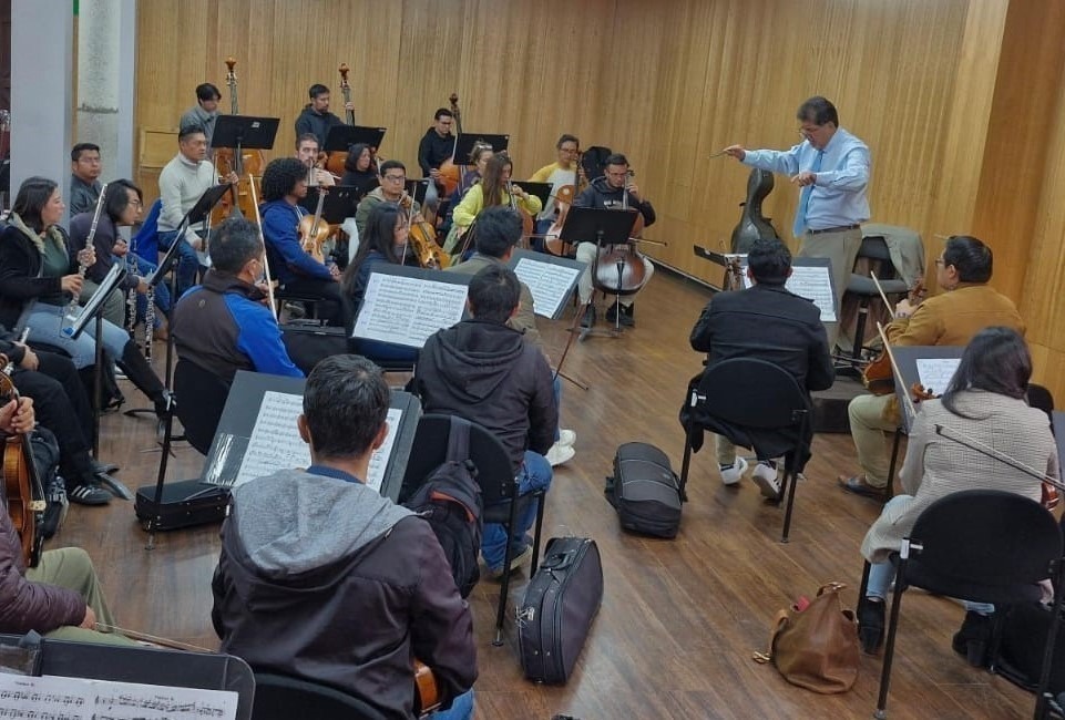El maestro Augusto Carrión, durante un ensayo con los músicos de la Orquesta Sinfónica de Cuenca.