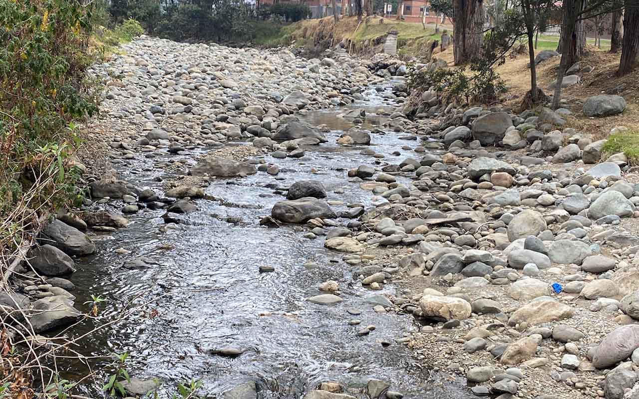 El nivel del caudal del río Tomebamba tuvo una leve recuperación, no obstante, esto no le permite salir del estiaje. /XCA