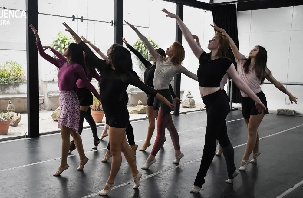 La Compañía de Danza de la Universidad de Cuenca durante un ensayo para presentar el ballet “Les Sylphides”, con la coreografía de David Arias.