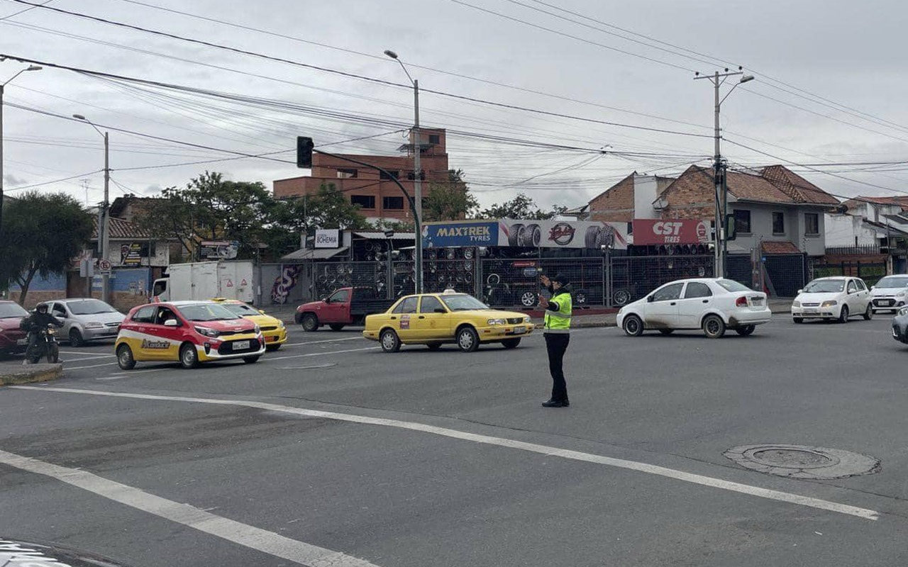 Agentes civiles de tránsito dan tránsito en ciertas intersecciones debido a los apagones.