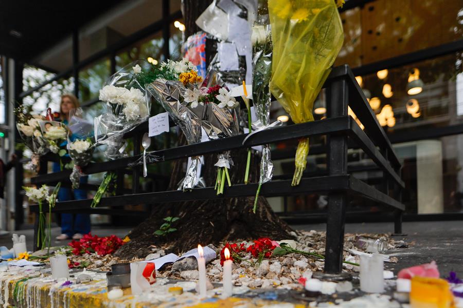 Fotografía que muestras flores y mensajes frente al hotel donde falleció el exintegrante de la banda One Direction, Liam Payne, este jueves, en la ciudad de Buenos Aires (Argentina). El informe preliminar de la autopsia de Liam Payne, el exintegrante de la banda británica One Direction que murió en la víspera en Buenos Aires al caer desde el tercer piso de un hotel, arroja que falleció de un "politraumatismo" y sufrió una "hemorragia interna y externa", según informaron este jueves fuentes de la policía local. EFE