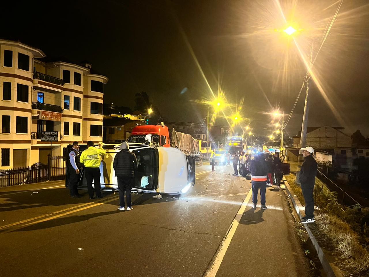 Accidente de tránsito en la Panamericana Sur, sector Narancay, donde una persona perdió la vida.