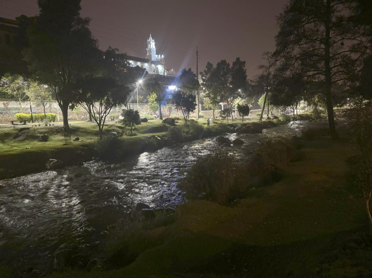 La noche del martes 26 de noviembre de 2024 los ríos de Cuenca presentaron una leve mejora de sus caudales. El Tomebamba no se ha recuperado según lo esperado, pese a las lluvias.
