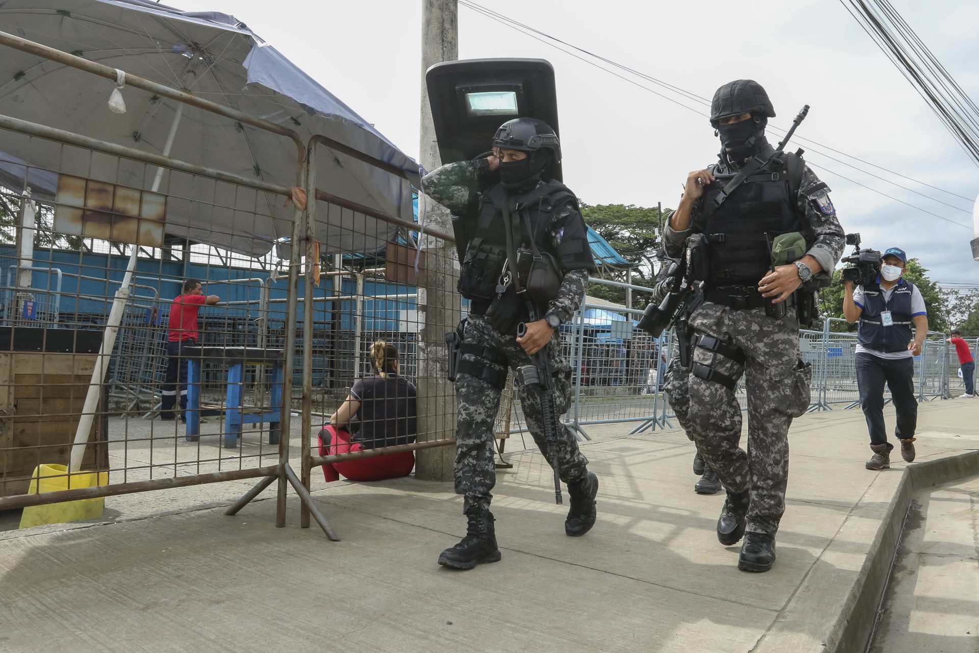 Personal de seguridad está en los exteriores de la Penitenciaría del Litoral, en Guayaquil.