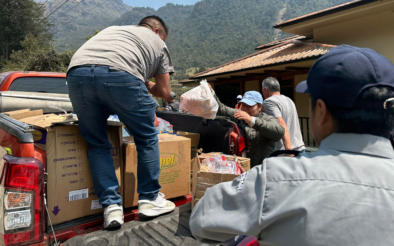En la parroquia Baños se recibieron las primeras donaciones para las personas que trabajan en los incendios forestales.