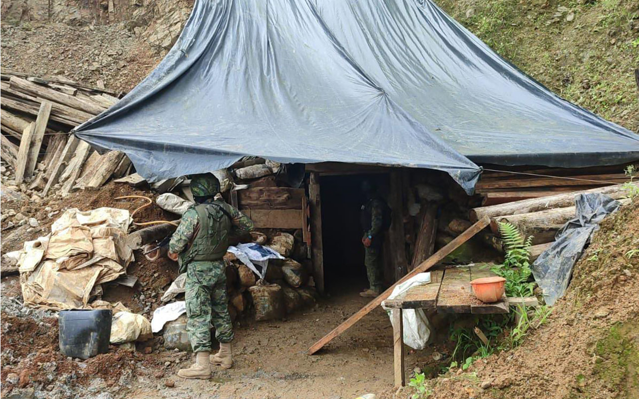 Militares durante la intervención en una de las minas de Ponce Enríquez.