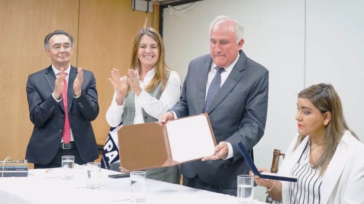 Hugo Lucero, miembro de la UPAM; María Augusta Hermida, rectora de la U. de Cuenca; Francisco Vintimilla, presidente de la UPAM y la asambleísta Mabel Méndez.