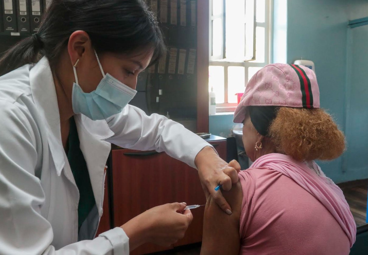 Una ciudadana se aplica la vacuna contra la influenza en el Centro de Salud "Nicanor Merchán" en el marco de la campaña del Ministerio de Salud.