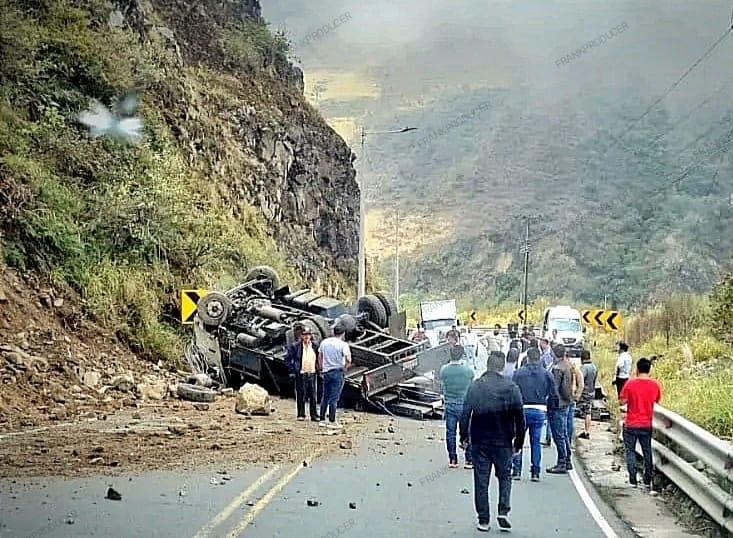Accidente de camión en la vía Cuenca-Molleturo; se presume una falla en el sistema de frenos.