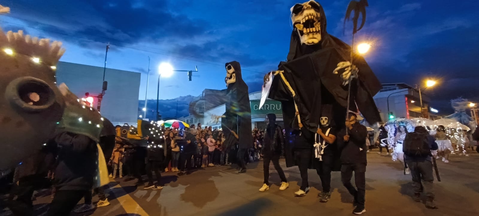 El desfile de Mascaradas 2025 contó con la participación de instituciones, grupos y familias locales. El Instituto Sudamericano ganó el primer lugar.