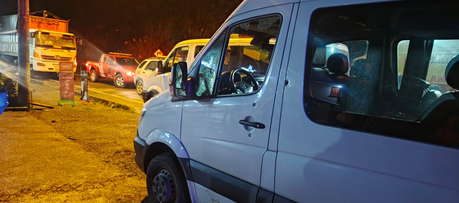 Delincuentes propinaron varios disparos contra una furgoneta que estaba con pasajeros que iban de Cuenca a Guayaquil; el conductor resultó herido.