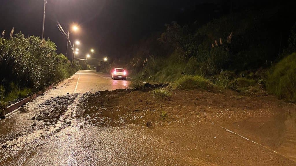 Tras el deslizamiento de lodo, así quedó obstaculizada la vía de manera parcial.