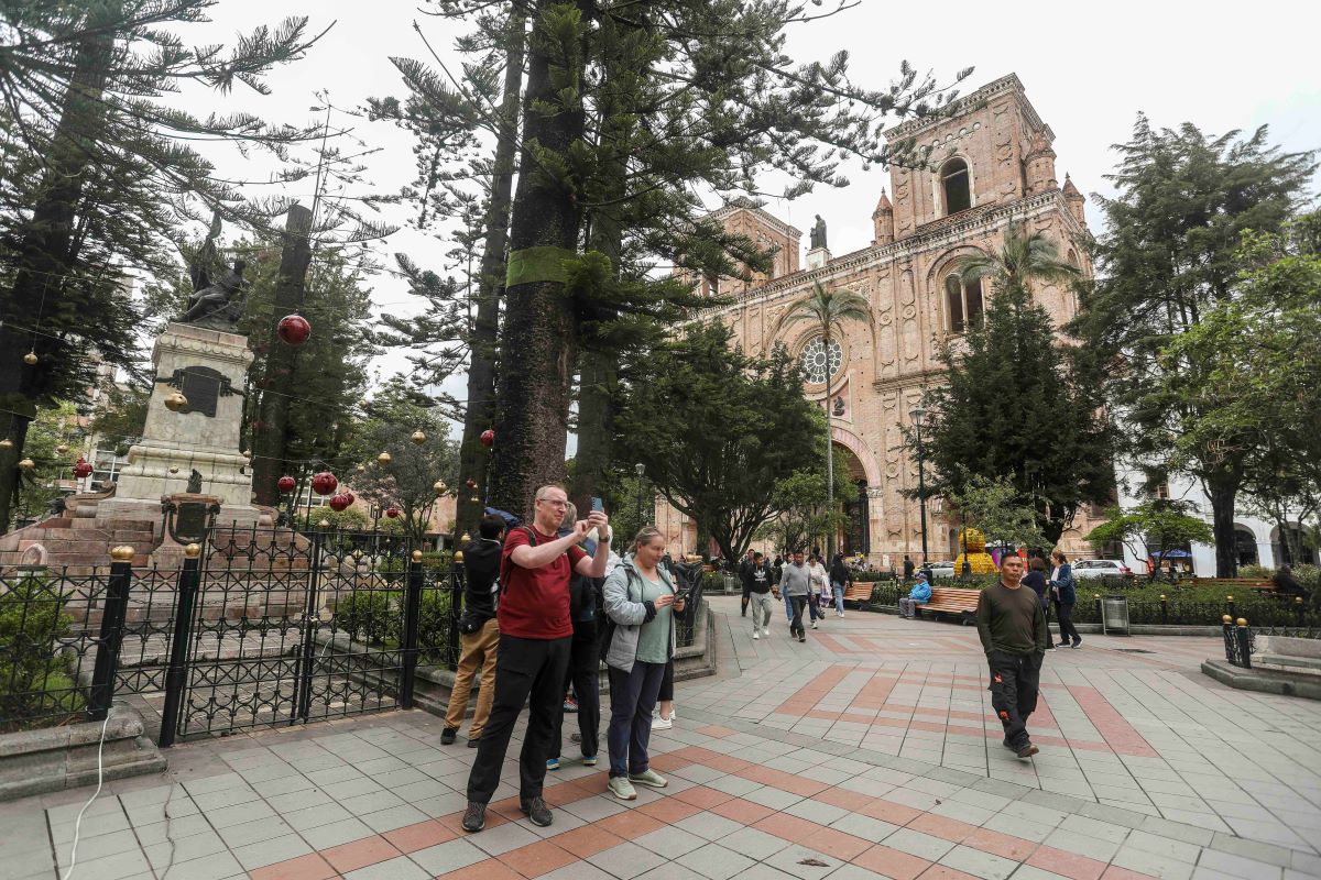 Un grupo de turistas recorre el Parque Calderón.