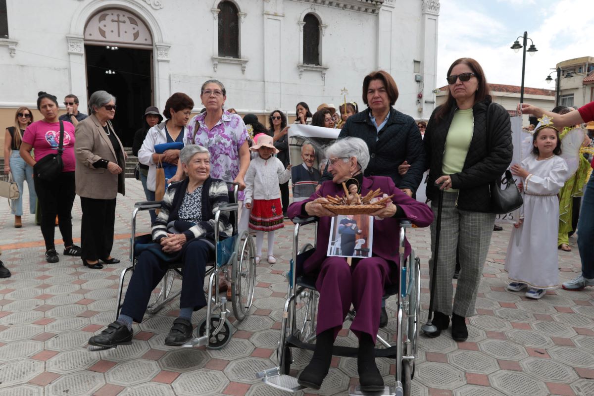 La organizadora Lulú Torres de Aguilar, lleva al Niño Jesús durante la procesión que se desarrolló en los alrededores del parque San Sebastián.