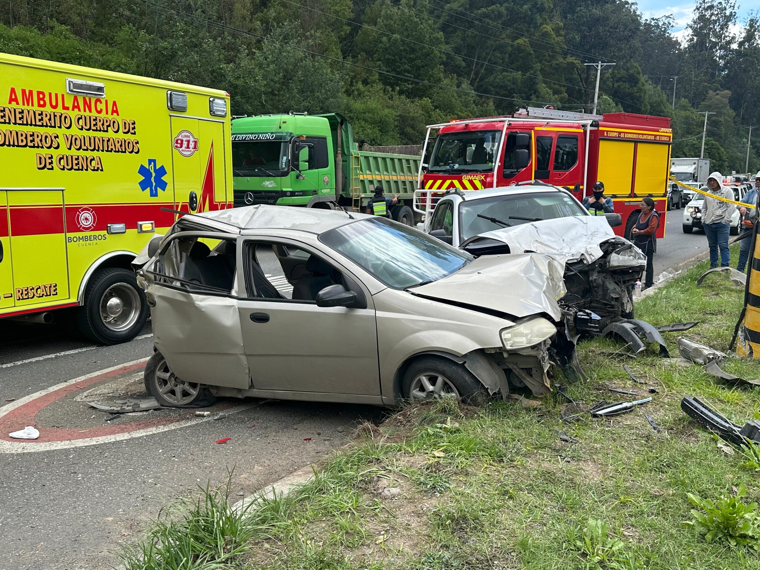 Así terminaron los vehículos tras el accidente de tránsito en la vía rápida Cuenca – Azogues.
