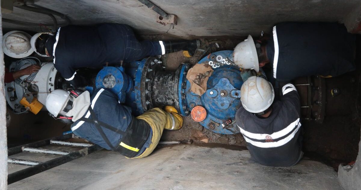 Cuadrilla de ETAPA y contingente técnico durante las labores de mantenimiento en el Centro de Reserva Cruz Verde.