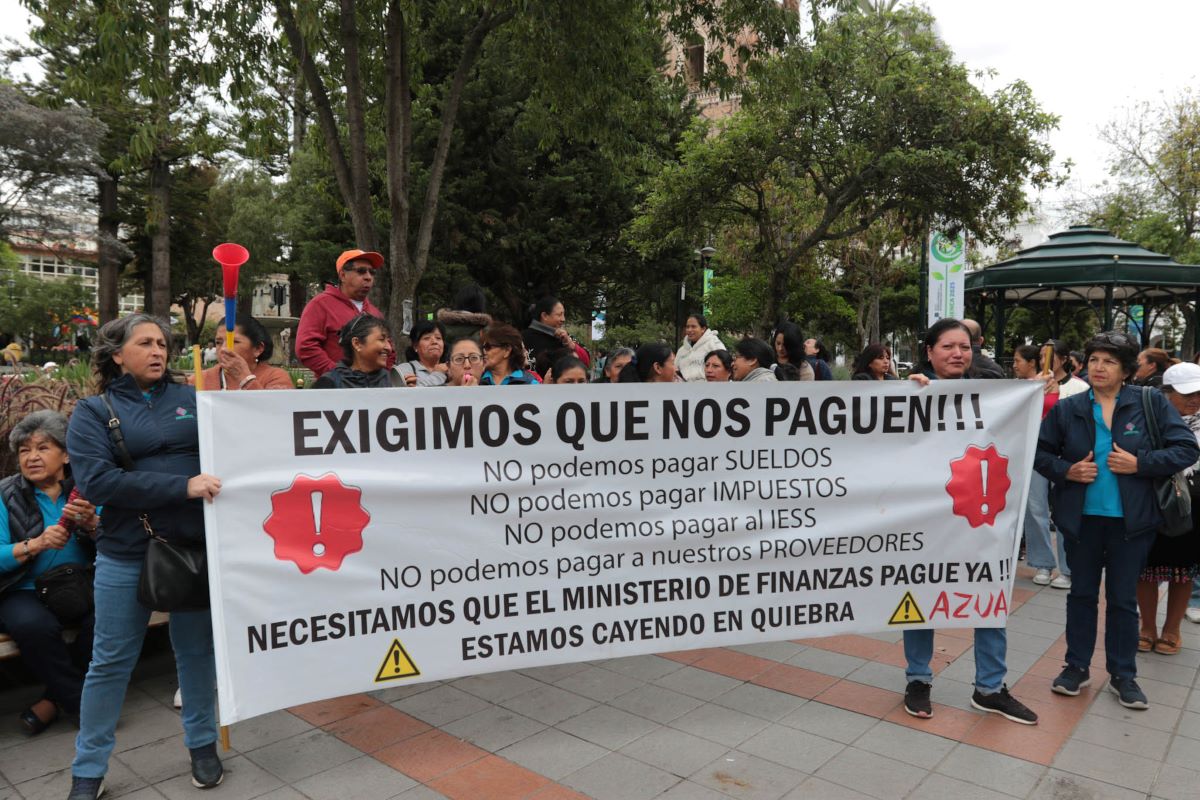 Artesanas del proyecto ‘Hilando el Desarrollo’, que confeccionan los uniformes escolares, durante el plantón desarrollado la tarde de ayer frente a la Gobernación del Azuay.