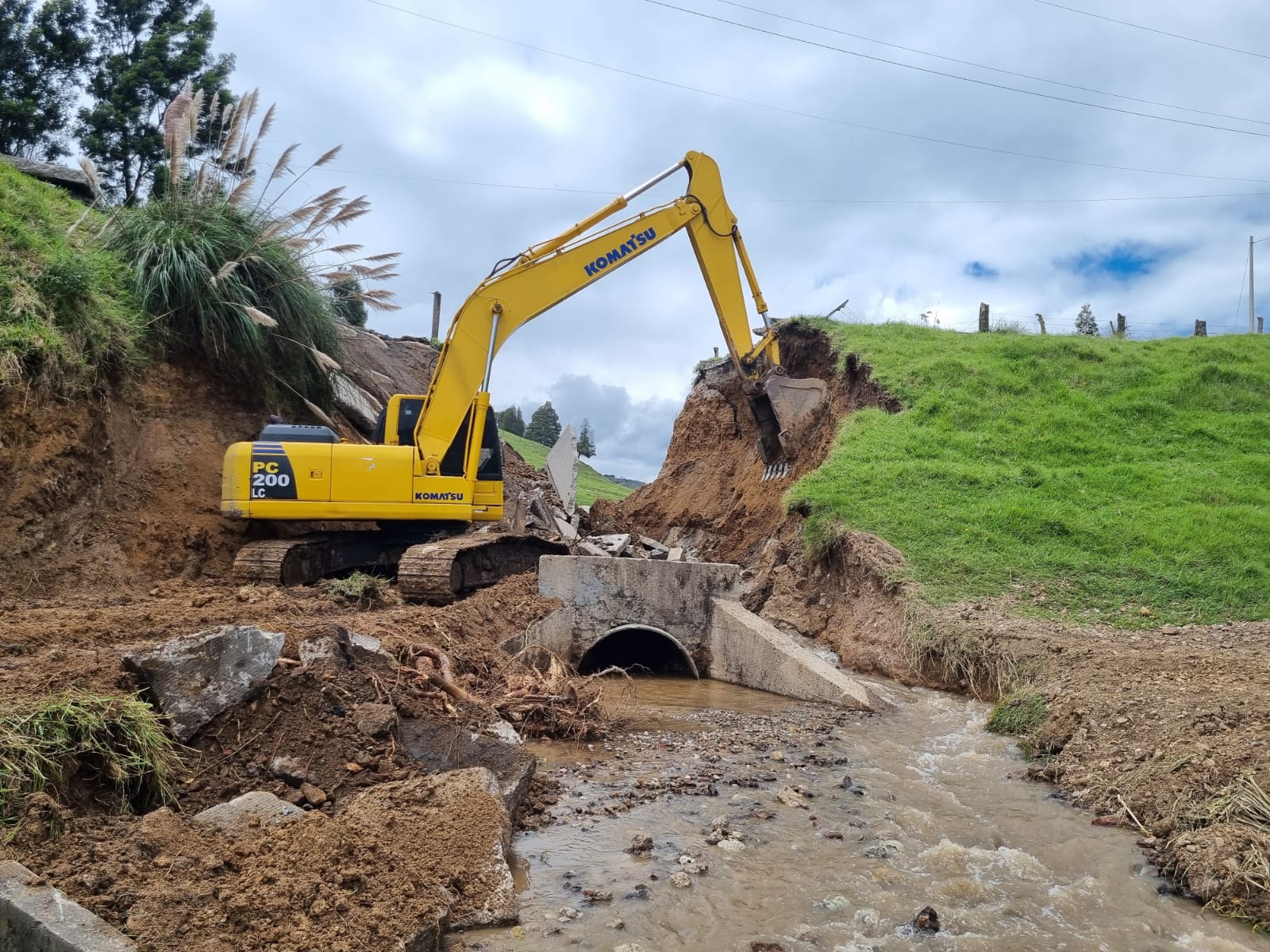 El MTOP continúa con la rehabilitación del paso de agua en el km 22 de la vía Cuenca-Girón-Pasaje, para recuperar la estructura de la vía, en Victoria del Portete.