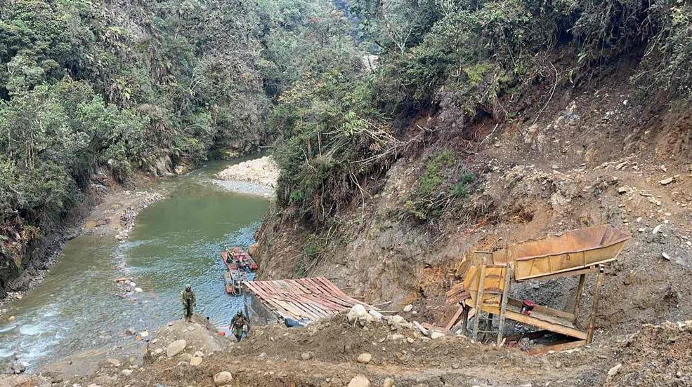 Militares ejecutaron un operativo contra la minería ilegal en distintos sectores del cantón Sígsig.