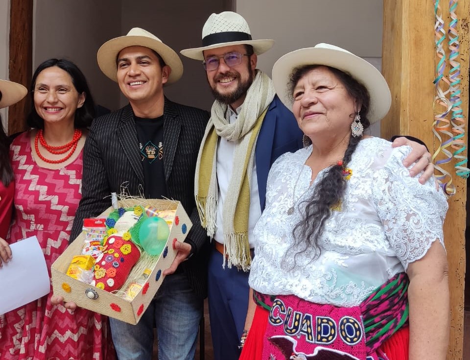 Jonathan Koupermann, titular de la Dirección de Cultura del Municipio; Blanca Guambaña, instructora del tejido de paja toquilla en la entrega de la "Guagua del Carnaval", en el Museo Municipal de la Paja Toquilla.
