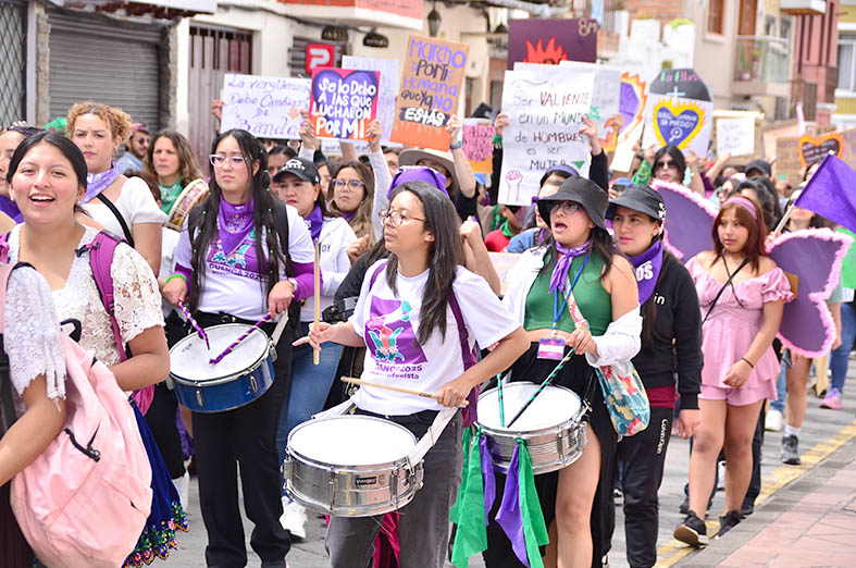 Activistas marchan por el Centro Histórico exigiendo igualdad de derechos para las mujeres y justicia para las víctimas de femicidio.
