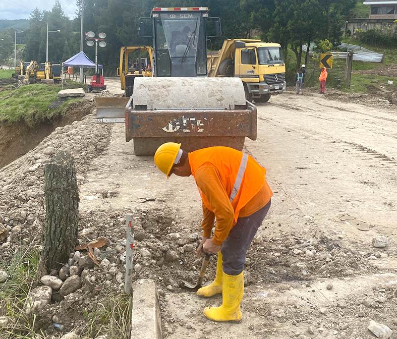 A los usuarios de las vías de Azuay les suele sorprender los deslizamientos que aparecen a lo largo de la carreteras. Una de las más afectadas es la Cuenca – Girón – Pasaje. /XCA