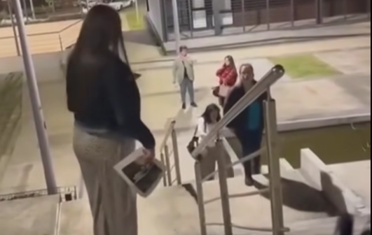 Captura del video en el que se puede observar el altercado entre los tres adolescentes en un parque de Cuenca.
