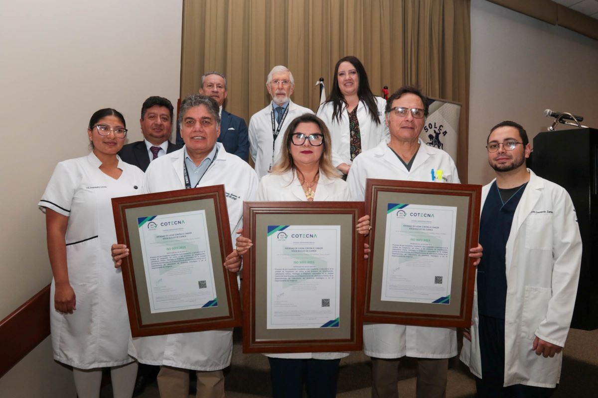 Doctor Raúl Alvarado (C) director de SOLCA y el Eco. Claudio Patiño Ledesma, presidente de SOLCA Cuenca, junto al personal médico durante la presentación de las certificaciones ISO 9001:2015.