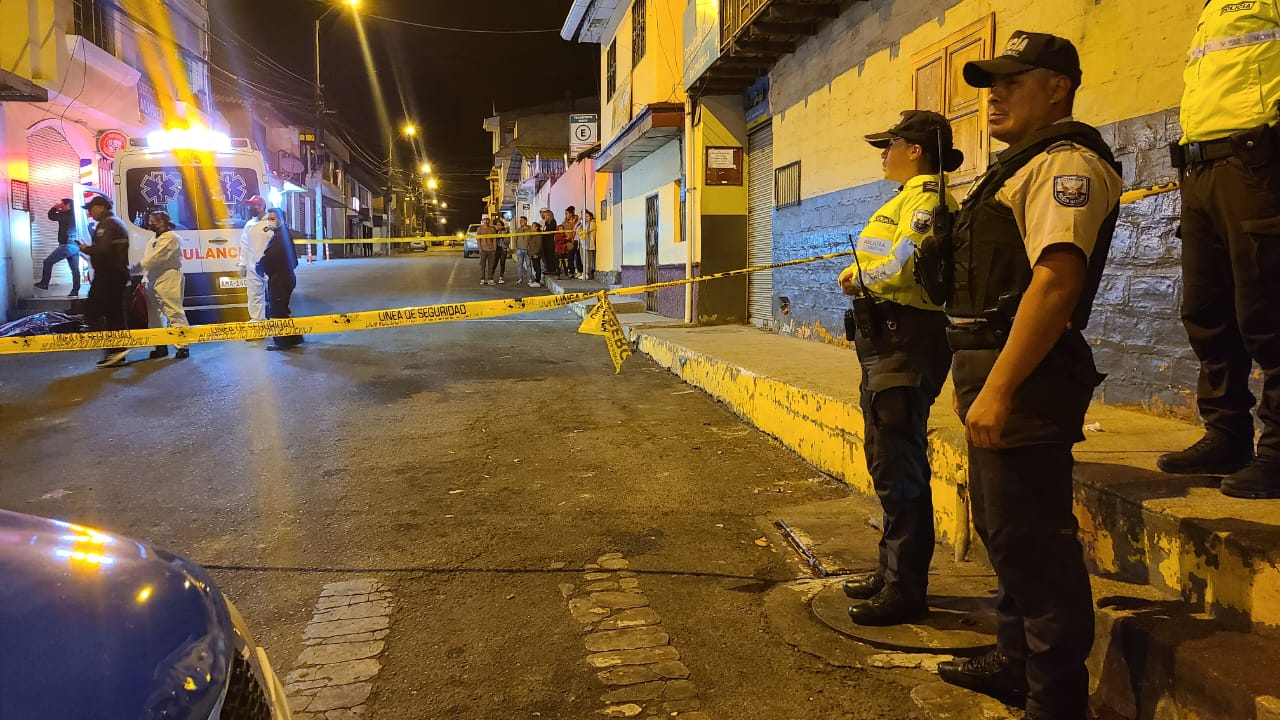 Policía investiga la muerte violenta registrada la noche del lunes 24 de marzo de 2025 en la parroquia Ricaurte. /Fabián Orellana