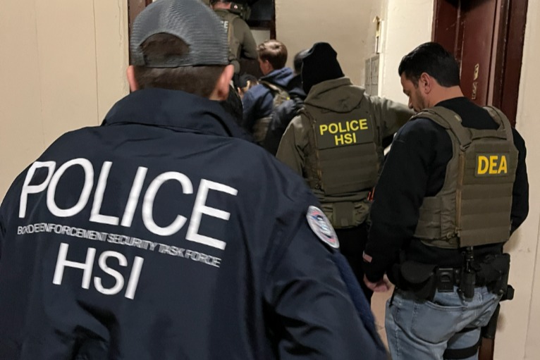 Autoridades de EE.UU., deportaron a un migrante de Ecuador, que era buscado por asesinato desde 2012.