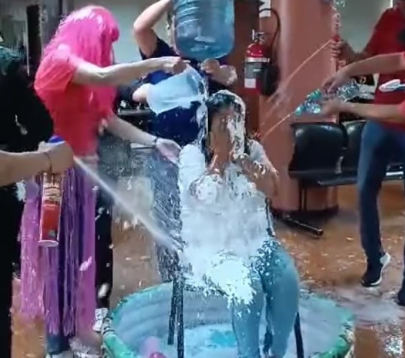 En redes sociales circularon videos de funcionarios de la Dirección de Avalúos y Catastros jugando Carnaval en las instalaciones municipales.