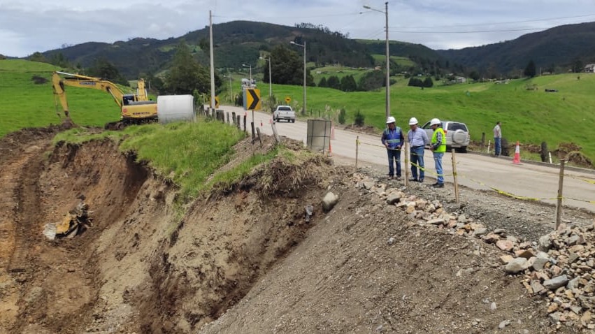 Este lunes 14 de abril de 2025 se tenía previsto cerrar la vía Cuenca – Girón – Pasaje a la altura del kilómetro 22, para la colocación de pavimento.