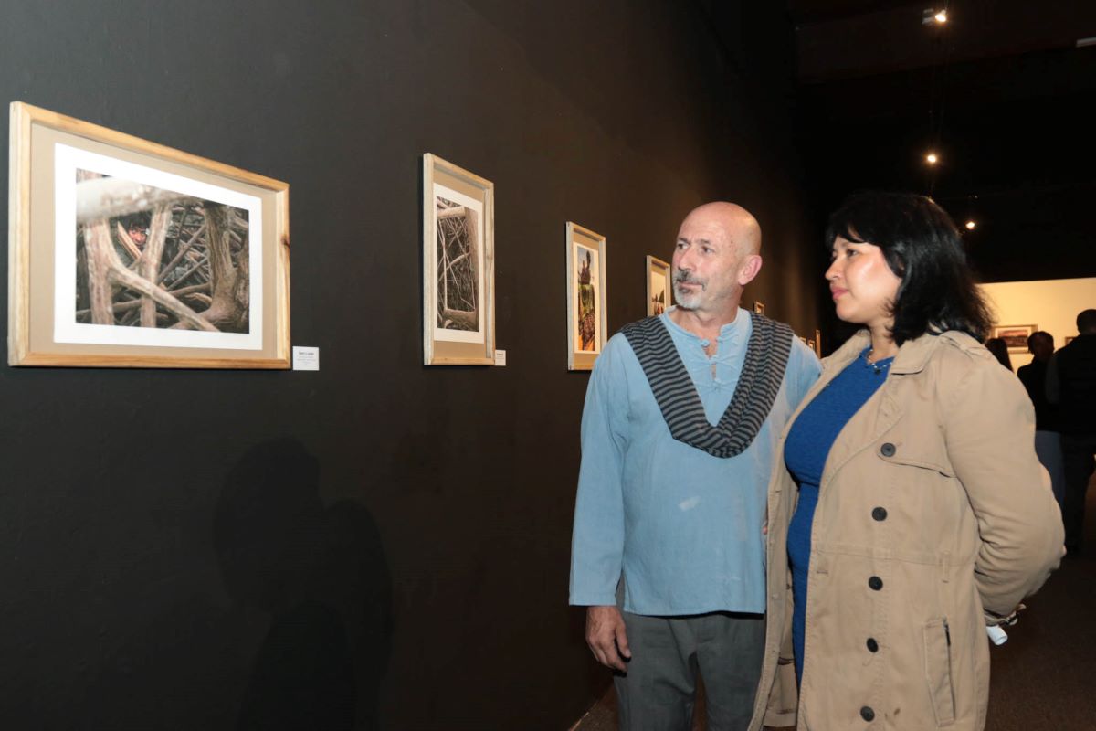 El arista Diego Falconí junto a una visitante, en la exposición "Manglares" en la ‘Sala Proceso’ de la Casa de la Cultura, ubicada en las calles Luis Cordero y Presidente Córdova.