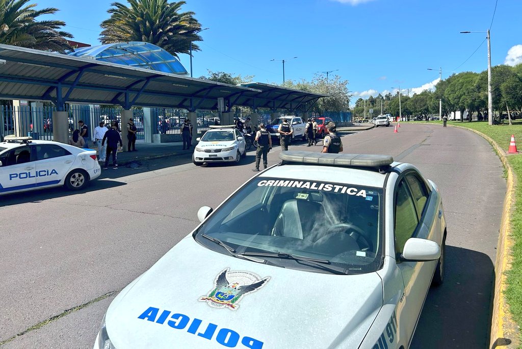 Imagen del momento en el que los agentes toman procedimiento tras el intento de asalto a un vehículo blindado en un centro comercial en Quito.