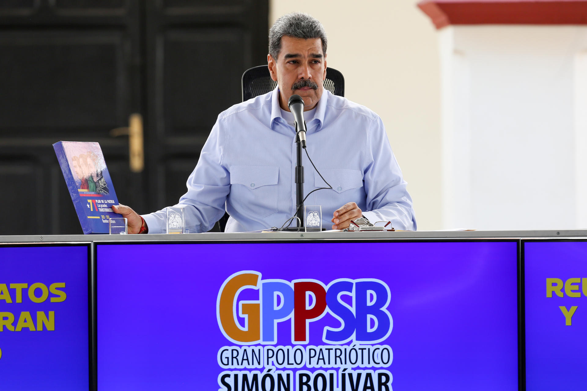 Ecuador y Venezuela se confrontan tras una denuncia por presunta sustracción de material electoral.